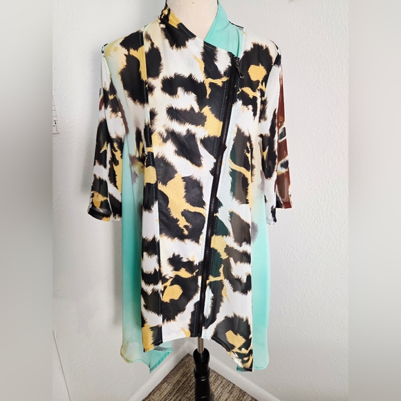 Feratelli Tops - Feratelli Animal Print/Mint Green Asymmetrical Zip-Front Tunic Longer Sides Sz M